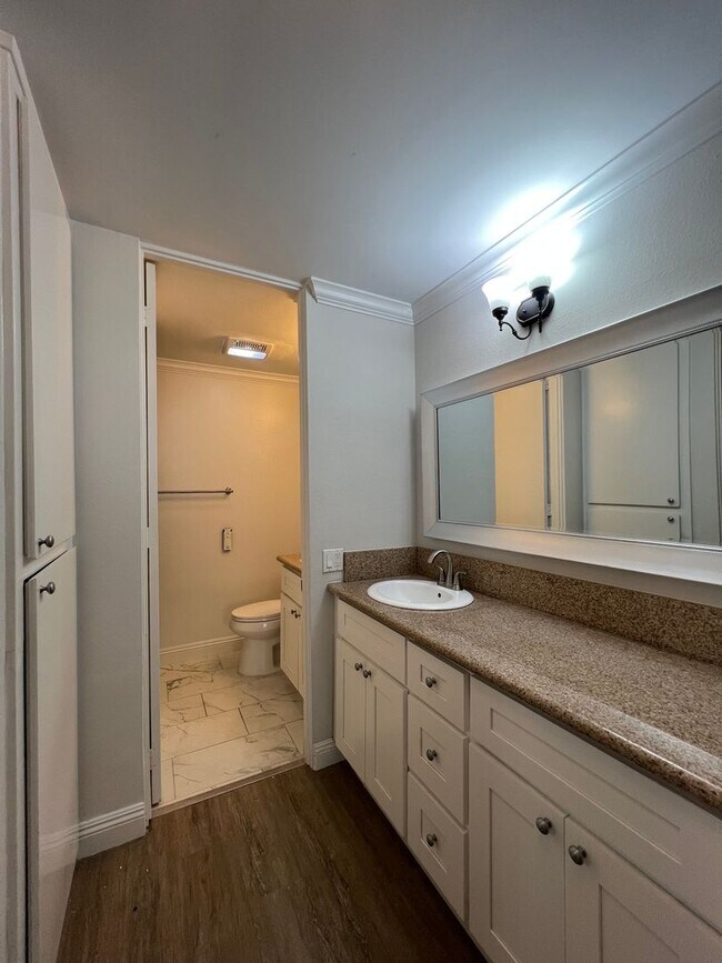 Building Photo - 6526 Ocean Crest Dr