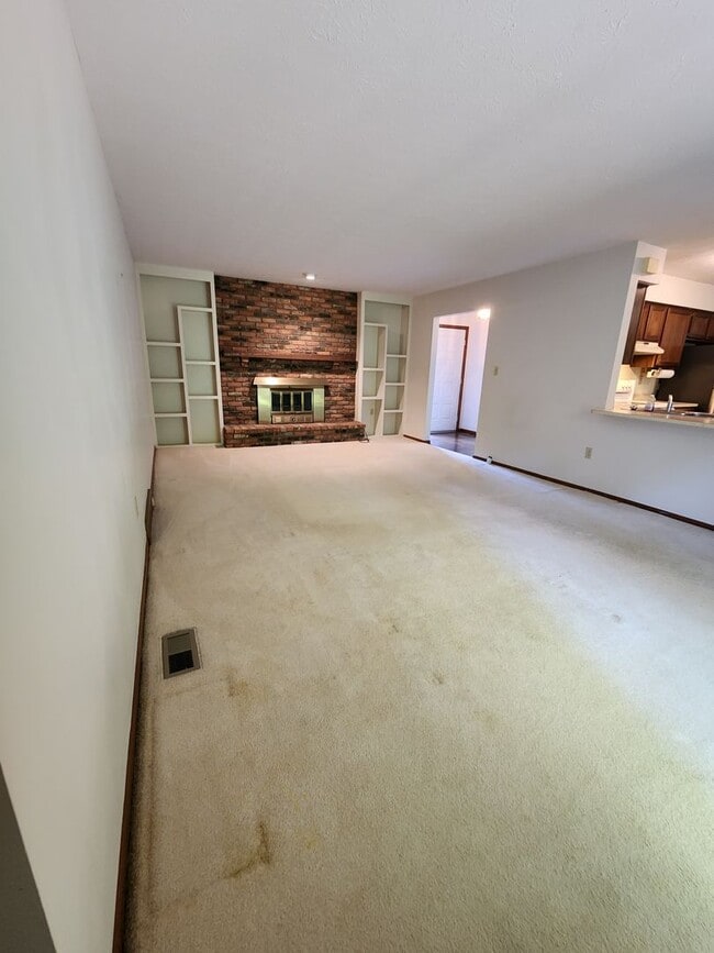 Building Photo - Spacious 3 Bedroom 3 Bathroom Home For Ren...