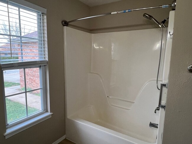 Building Photo - AVAILABLE NOW! Nixa 3 Bedroom, 2 Bathroom