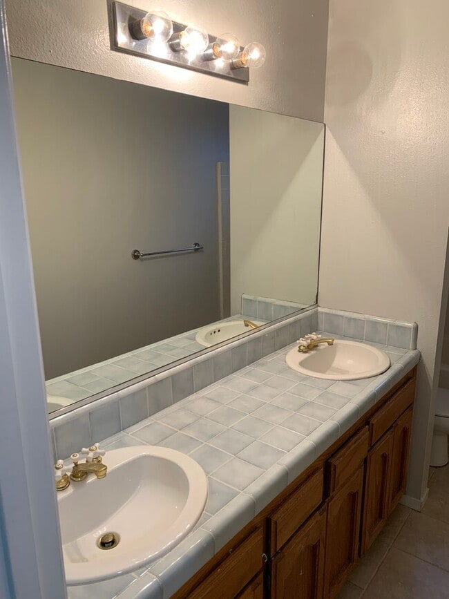 Building Photo - 3 Bedroom 2 Bath