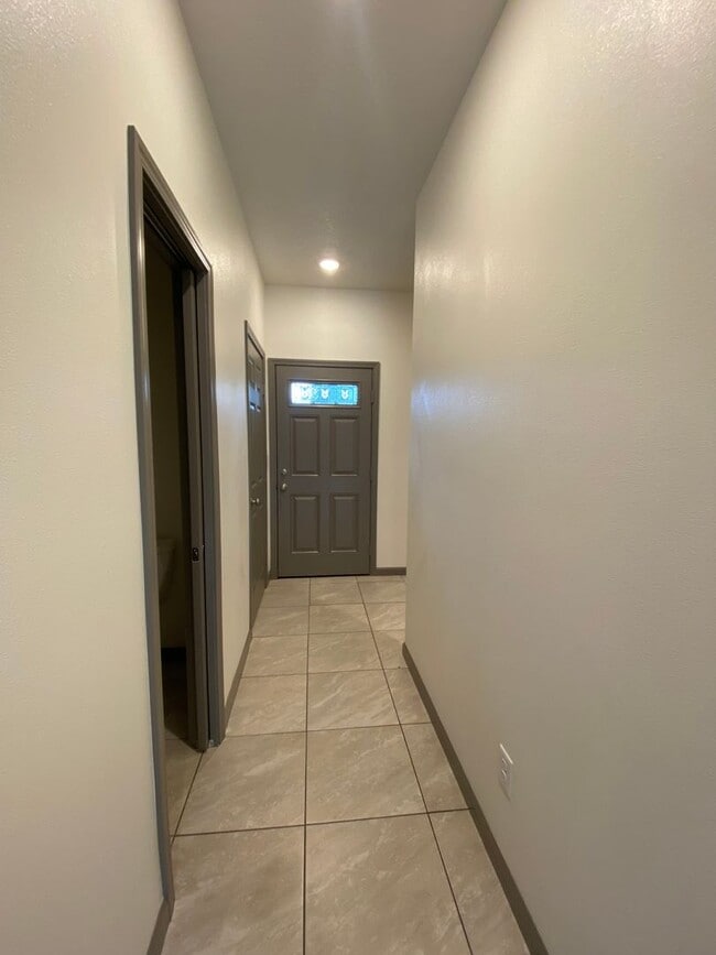 Building Photo - **SPRING SPECIAL- $200 off first months rent**  3 Bedroom Duplex in Veneta