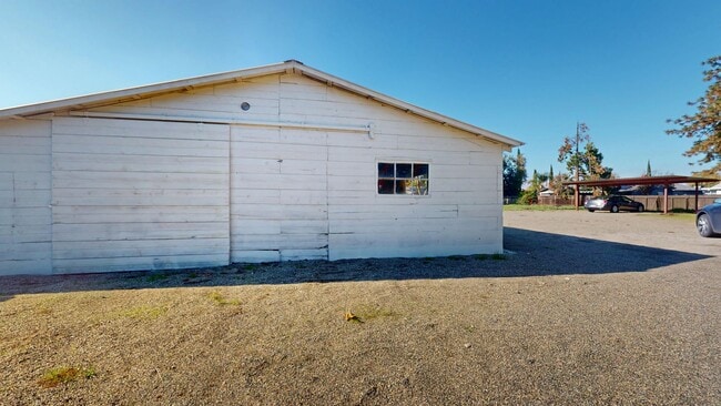 Building Photo - 2560 Fowler Ave