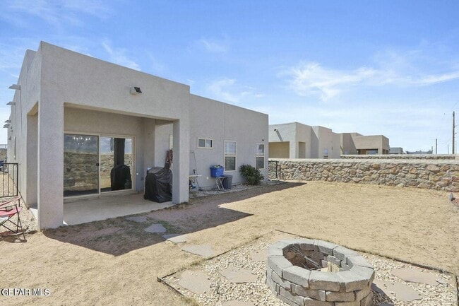 Building Photo - 2708 Tierra Oasis St