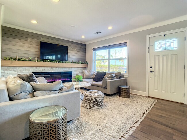 Building Photo - 762 S Beach St