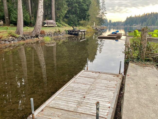 Building Photo - Lakeside Living on Phillips Lake!