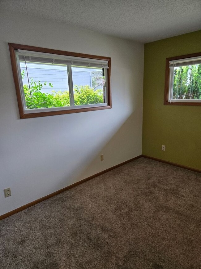 Building Photo - 1 level Mid Century Beauty! 3 Bd/ 3 ba