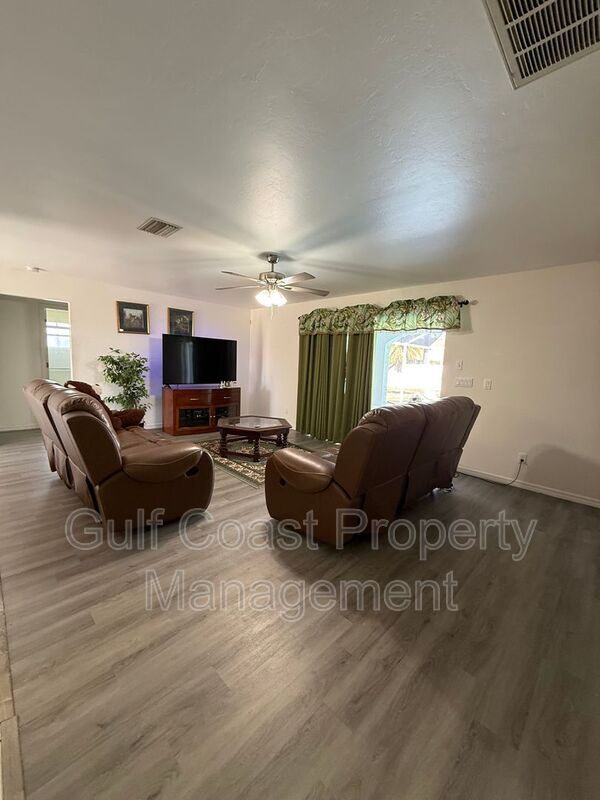 Building Photo - 2612 7th St W