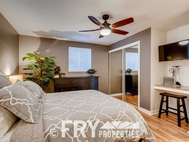 Building Photo - Updated Condo in Highlands Square