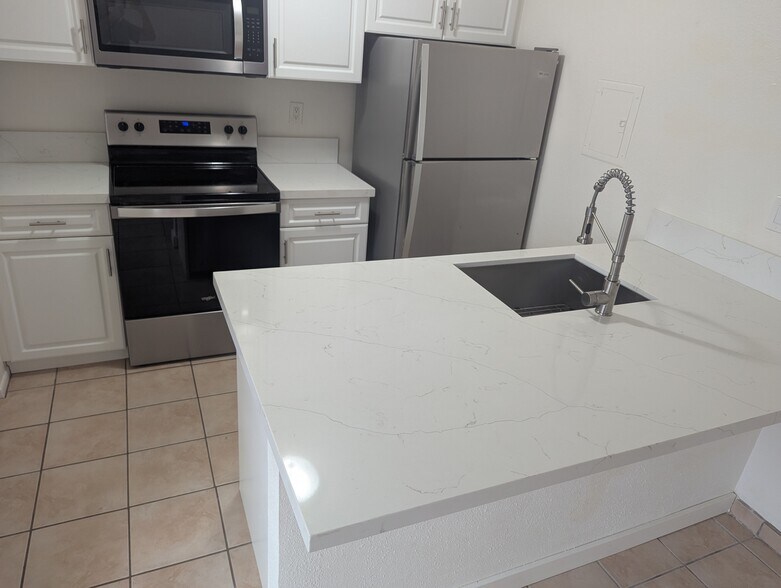 Building Photo - 72502 Edgehill Dr