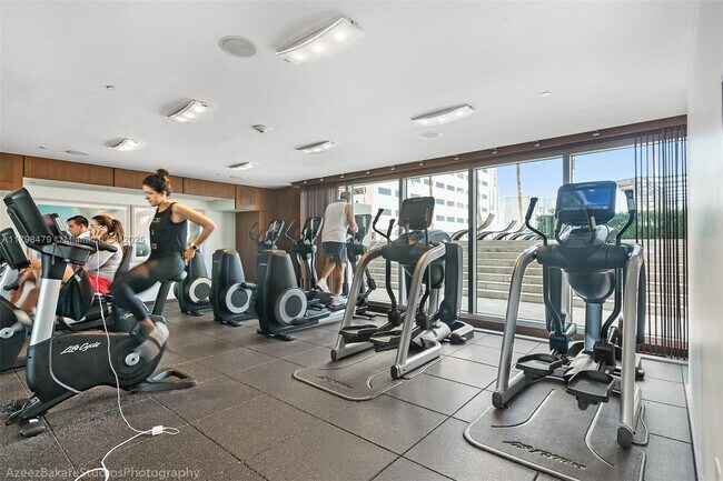 Building Photo - 325 Biscayne Blvd