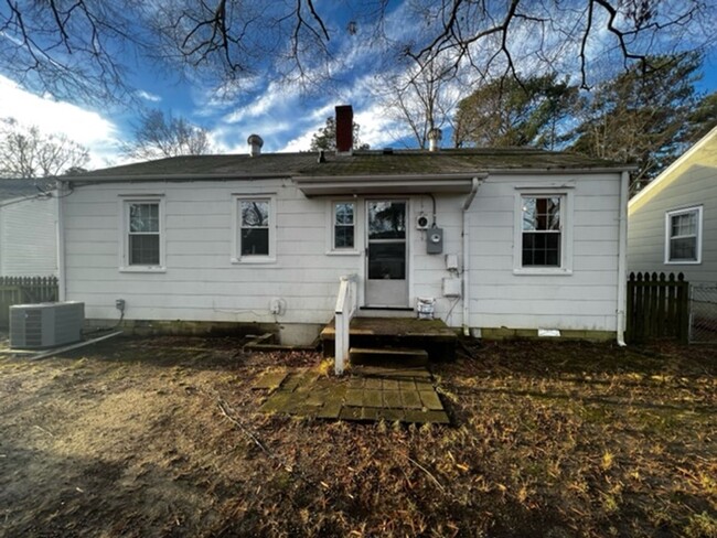 Building Photo - -- 3 BR/ 1 BA Three Bedroom Ranch House