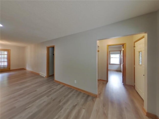 Building Photo - 406 E River St