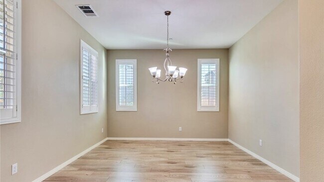 Building Photo - 4959 Camarillo Ln