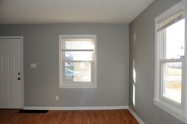 Building Photo - 924 S Harris Ave