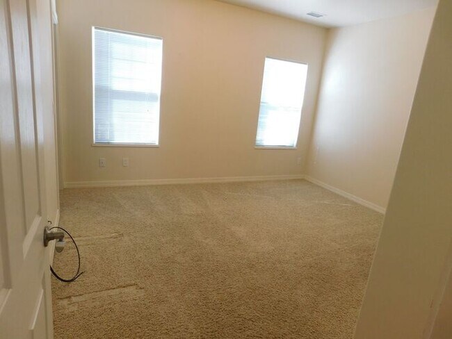 Building Photo - Spacious 3-Bedroom, 2-Bath Home