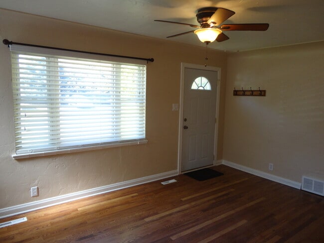 Building Photo - Updated Duplex with Fresh Paint and  Fenced Yard in Great Location!