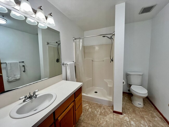 Building Photo - Lovely Furnished Condo Close to Kingston F...