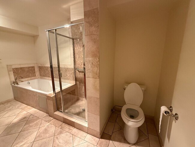 Building Photo - Beautiful Spacious 2 Bedroom/2 Bath Condo