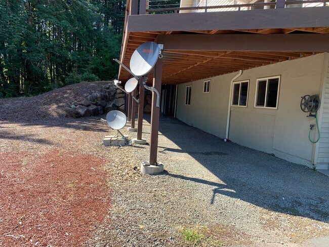 Building Photo - 5 bedroom 3 bathroom gorgeous house with v...