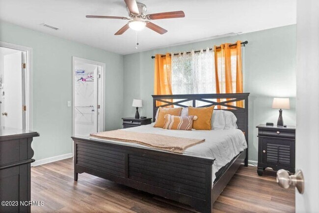 Building Photo - Fully Furnished Single Family Home - Long ...