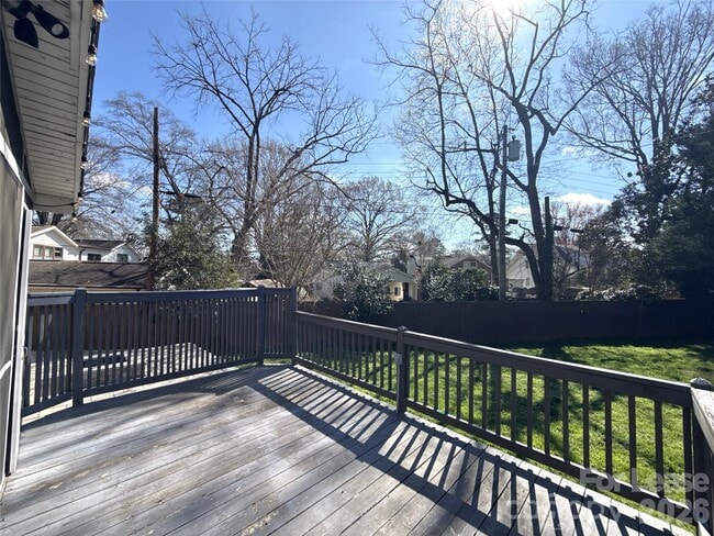 Building Photo - 2821 Sunset Dr