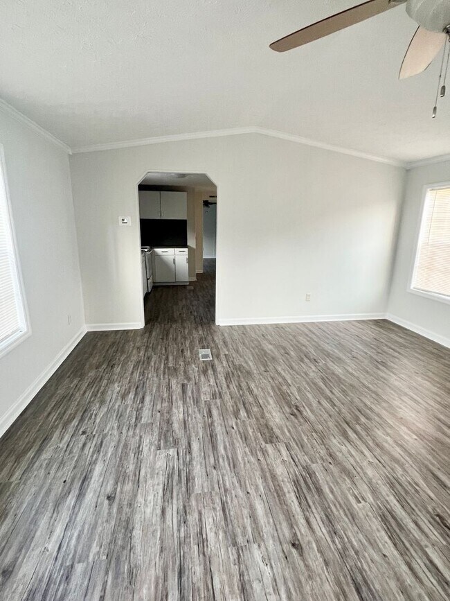 Building Photo - Move in ready!! 2BD/2BA spacious mobile home!