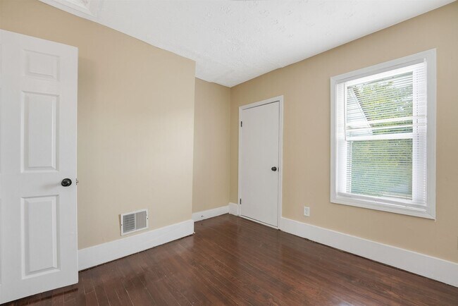 Building Photo - Move-In Ready 3-Bedroom Home with Updated Kitchen & Central A/C
