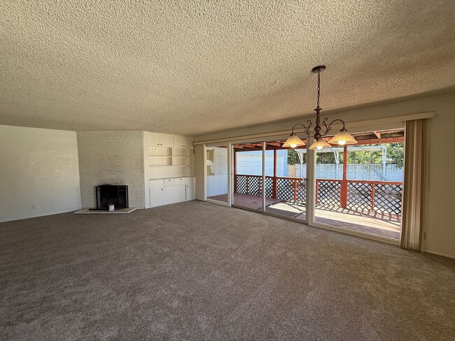 Building Photo - Centrally Located Single Story Ranch Style...