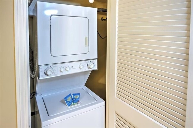 Building Photo - 405 Thames St