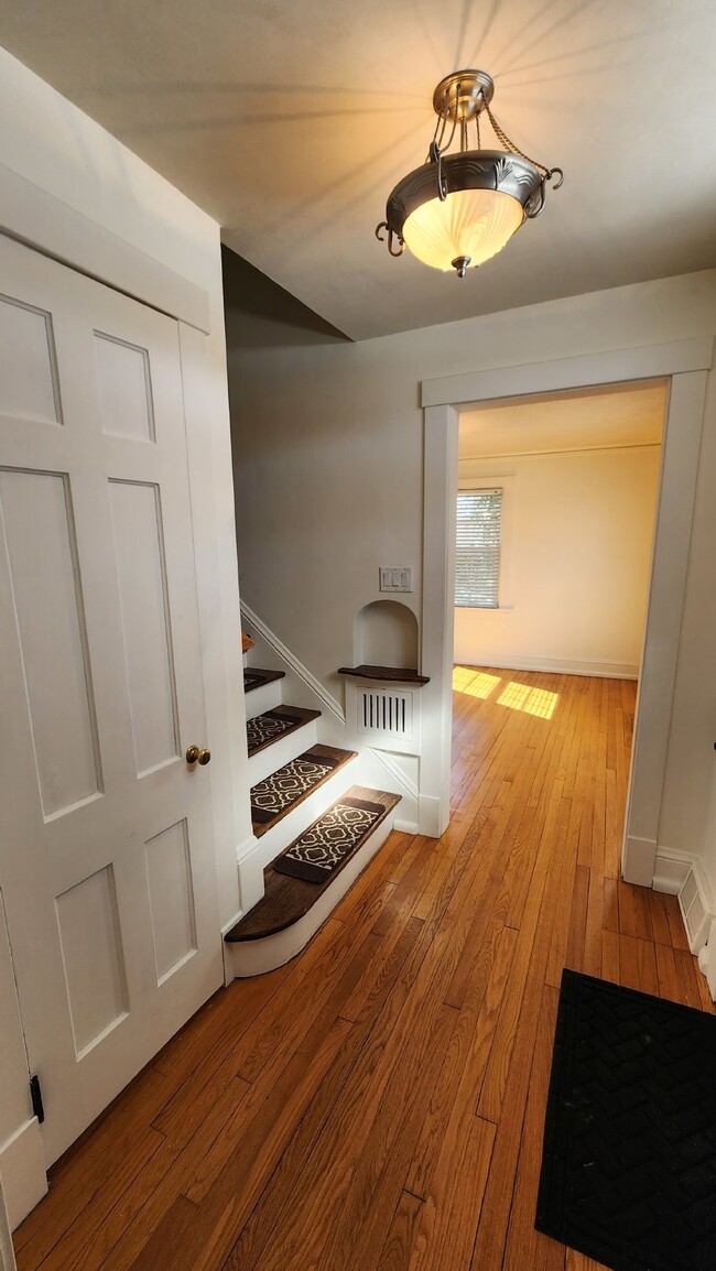 Building Photo - Stunning 4-Bedroom Home with Attached Gara...