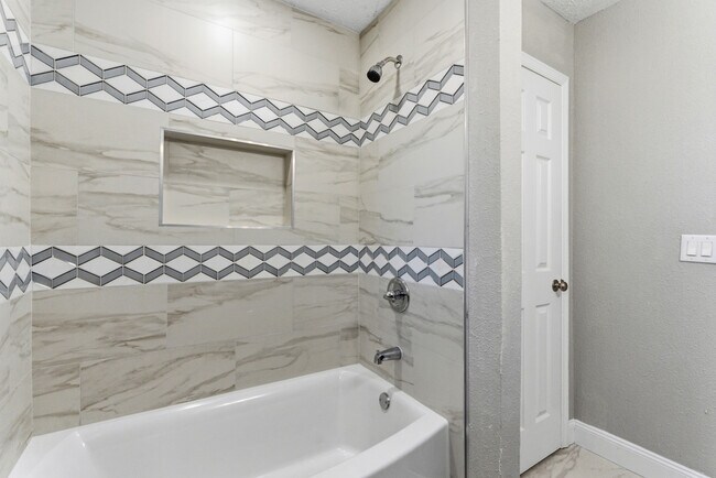 Building Photo - 229 Bonita Rd