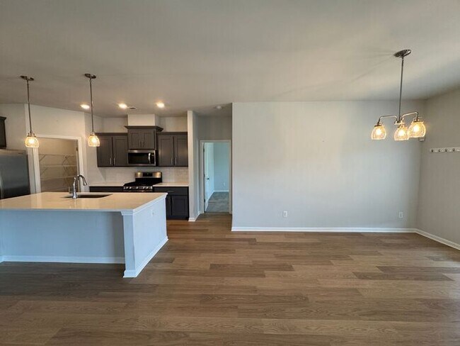 Building Photo - Spacious home with a fence, in PRIME location with a move in special