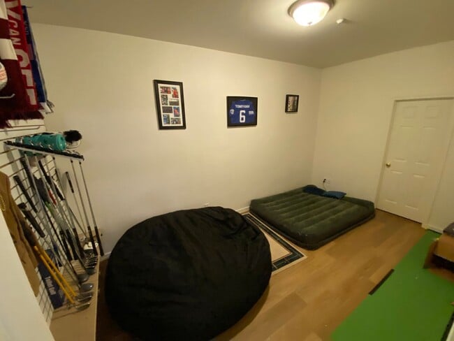 Building Photo - Three Bedroom Town Home with Two-Car Garage