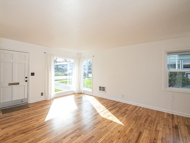 Building Photo - $500 off 1st month! Adorable 3-bdrm/1-bath in Kenton. Hardwoods, deck, W/D, huge fenced backyard,...