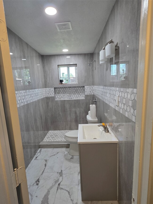 Building Photo - 9330 Chesterfield Dr