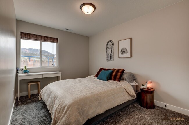 Building Photo - Spacious Family Home in Parowan