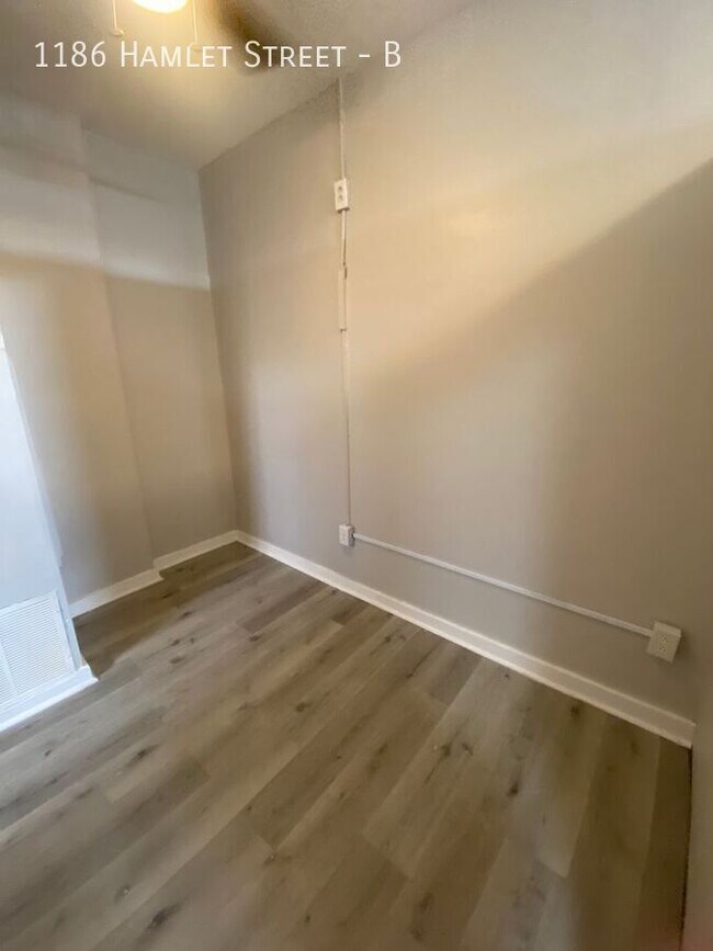 Building Photo - 1186 Hamlet St