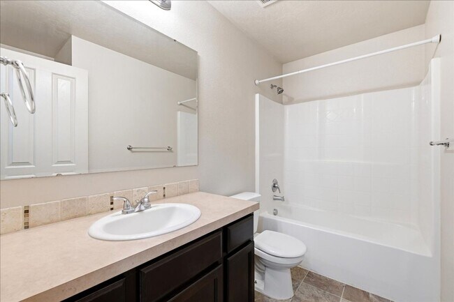 Building Photo - Single Level 3-bedroom 2-bathroom home in SW Boise