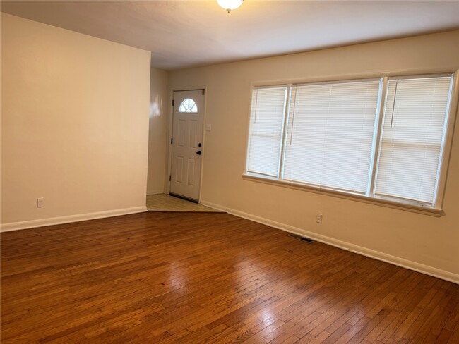 Building Photo - 1060 Loekes Dr