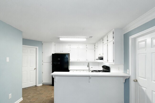 Building Photo - Charming 3BR/2BA Ranch Home with Spacious Backyard & Deck!