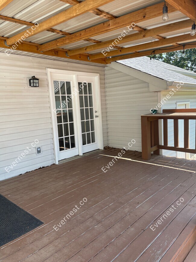 Building Photo - 1008 Heydel Cir