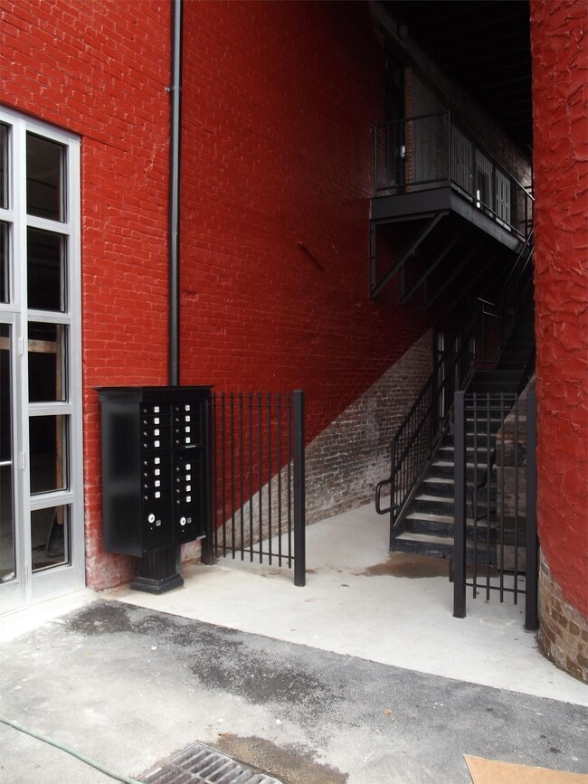 Building Photo - 125 Inman St E
