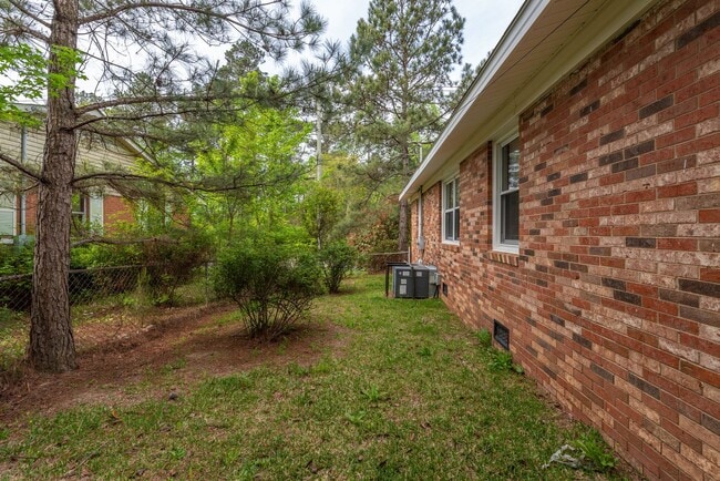 Building Photo - 3 bed/1.5 bath single-family home, with en...
