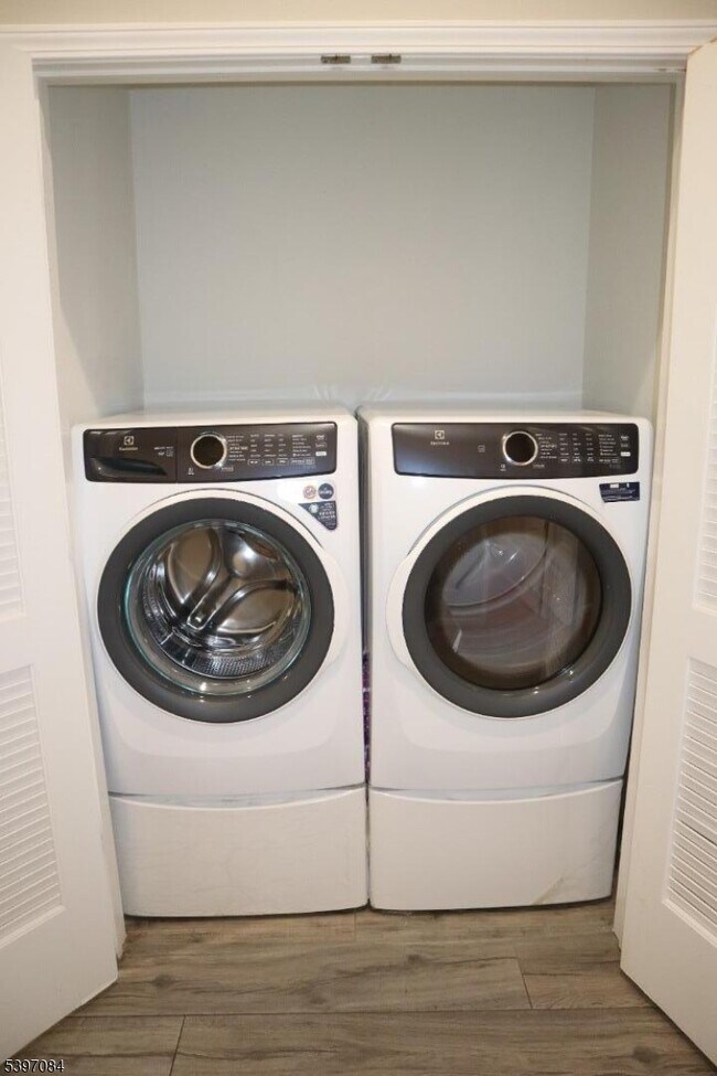 Building Photo - 154 Garside St