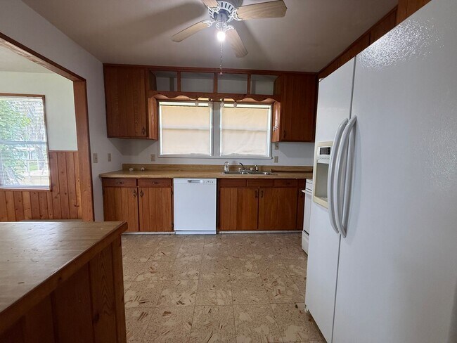 Building Photo - 2920 Sunset Dr