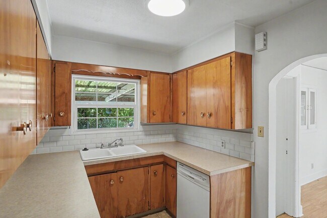 Building Photo - 1470 Capitol St NE