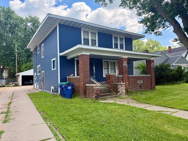 Primary Photo - 1343 Grand Ave
