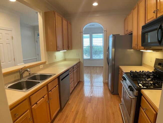 Building Photo - Gorgeous Condo in the heart of Chapel Hill