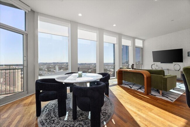 Building Photo - 500 Throckmorton St