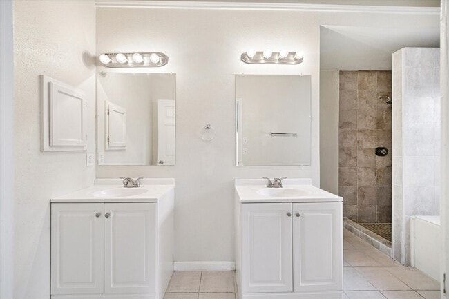 Building Photo - 5715 S Magazine Cir